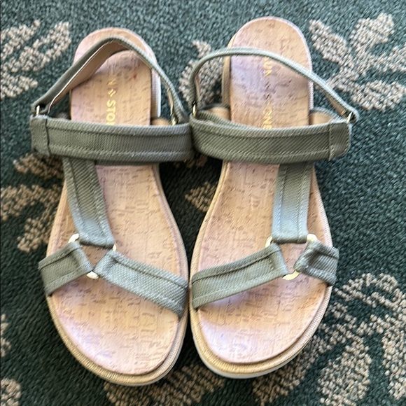 Sun+ stone Women's Olive Sandals size 9 - Picture 3 of 4
